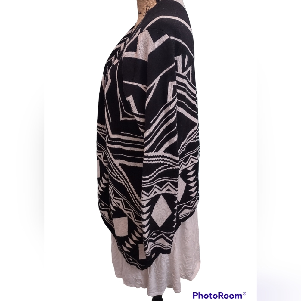 Black and White Waterfall Torrid Cardigan Size 0 - Picture 2 of 11
